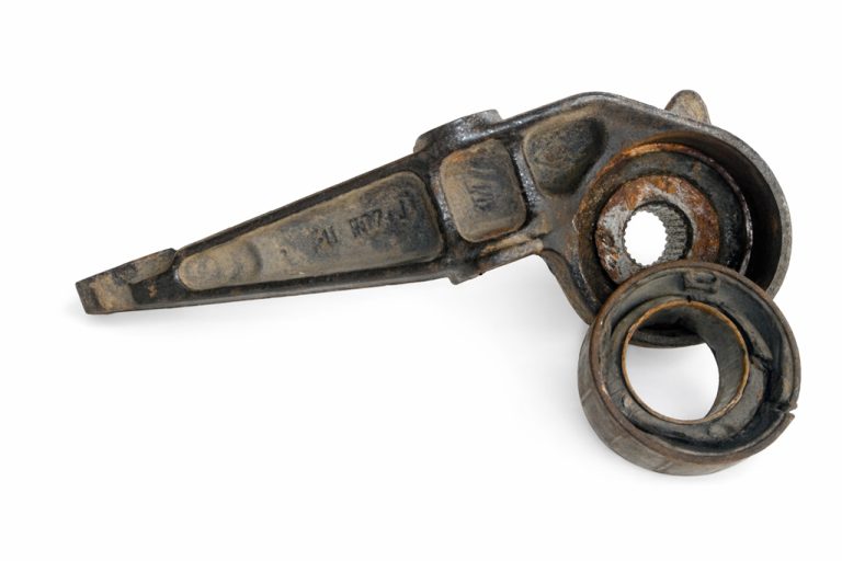 support de palier de bras tiré et son silentbloc usé clio 1